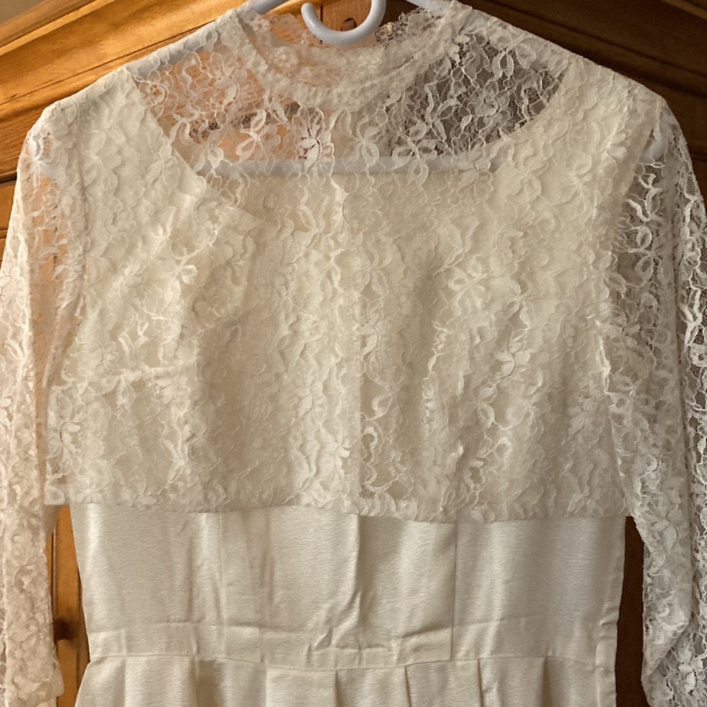 Handmade 1960’s Wedding gown. Mint condition. Worn 1 time. No stains or flaws.